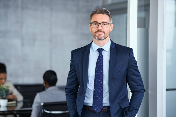 empresa ¿Qué es cPanel? Para qué sirve, cómo funciona y cómo puede impulsar tu emprendimiento digital cPanel es uno de los paneles de control más utilizados en la administración de hosting web a nivel global. Su función principal es actuar como una interfaz gráfica de gestión entre el usuario y la infraestructura del servidor, eliminando la necesidad de interactuar directamente con la línea de comandos del sistema operativo. En términos simples, cPanel convierte tareas complejas de administración de servidores Linux en acciones visuales accesibles desde un navegador. Qué es cPanel a nivel técnico Desde una perspectiva de sistemas, cPanel es una plataforma de administración web basada en arquitectura cliente-servidor que opera sobre sistemas Linux y permite gestionar servicios críticos como: Servidor web (Apache / LiteSpeed / Nginx proxy) Bases de datos (MySQL / MariaDB) DNS (Domain Name System) Correo electrónico (Exim / Dovecot) Certificados SSL/TLS Archivos del sistema en hosting compartido o VPS Funciona como una capa de abstracción sobre el sistema operativo, utilizando APIs internas y permisos de usuario restringidos. Cómo funciona cPanel internamente El funcionamiento de cPanel se basa en una arquitectura modular: 1. Capa de usuario (UI Layer) Interfaz web accesible desde navegador donde el usuario ejecuta acciones. 2. Capa de lógica (Application Layer) Procesa las solicitudes del usuario y las traduce en comandos del sistema. 3. Capa de sistema (OS Layer) Ejecuta los comandos en el servidor Linux, gestionando: permisos de archivos procesos del servidor web servicios de base de datos configuración de red Para qué sirve cPanel El objetivo de cPanel es simplificar la administración de un hosting. Permite realizar tareas que, sin esta herramienta, requerirían conocimientos avanzados de administración de servidores. Entre sus funciones principales: Crear y gestionar sitios web Administrar dominios y subdominios Configurar cuentas de correo profesional Instalar certificados SSL Gestionar bases de datos MySQL Subir archivos mediante File Manager o FTP Instalar aplicaciones como WordPress Cómo cPanel ayuda a un emprendimiento digital Para un emprendimiento digital, cPanel es una herramienta estratégica porque reduce la complejidad técnica y acelera la implementación de proyectos. Permite: lanzar sitios web sin conocimientos de programación avanzada administrar múltiples proyectos desde un solo panel automatizar tareas de mantenimiento gestionar correos corporativos con dominio propio realizar backups de seguridad Esto reduce costos operativos y dependencia de desarrolladores externos. Estructura interna de cPanel cPanel se compone de varios módulos funcionales: File Manager Permite gestionar archivos del servidor directamente desde el navegador. Domains Administración de dominios, subdominios y redirecciones. Email Accounts Creación de correos empresariales personalizados. Databases Gestión de bases de datos MySQL y usuarios asociados. Metrics Monitoreo de tráfico, consumo de recursos y logs del sistema. Relación entre cPanel y hosting cPanel no es un hosting en sí mismo, sino una interfaz que se instala sobre un servidor de hosting. Generalmente se utiliza en: hosting compartido VPS con administración simplificada servidores dedicados con panel gráfico Esto permite que el usuario no tenga que acceder directamente al sistema operativo. Cómo empezar a usar cPanel El acceso a cPanel normalmente se realiza mediante: URL del tipo: tudominio.com/cpanel Usuario y contraseña proporcionados por el proveedor de hosting Una vez dentro, el flujo básico es: Crear o conectar un dominio Subir archivos del sitio o instalar WordPress Configurar correo profesional Activar SSL Verificar que el sitio esté online Instalación de WordPress desde cPanel Uno de los usos más importantes de cPanel es la instalación de WordPress mediante instaladores automáticos como Softaculous. Proceso típico: seleccionar WordPress elegir dominio configurar usuario administrador instalar en un clic Esto elimina la necesidad de configuración manual de base de datos y archivos. Seguridad en cPanel cPanel incluye múltiples capas de seguridad: certificados SSL automáticos protección de directorios autenticación de correo firewall a nivel servidor (dependiendo del hosting) backups automáticos Estas medidas protegen el emprendimiento digital frente a ataques básicos y pérdida de datos. Gestión de correo profesional Uno de los usos más importantes para negocios es la creación de correos como: contacto@empresa.com ventas@negocio.com Esto mejora la credibilidad del emprendimiento y separa la comunicación profesional del uso personal. Optimización de rendimiento desde cPanel Aunque cPanel no es un sistema de optimización por sí mismo, permite acceder a herramientas como: caché del servidor versiones de PHP optimizadas control de procesos análisis de consumo de recursos Esto impacta directamente en la velocidad del sitio web. Errores comunes al usar cPanel Muchos usuarios cometen errores básicos: subir archivos en directorios incorrectos no configurar correctamente el dominio principal no activar SSL no hacer backups regulares saturar el hosting con plugins pesados Estos errores pueden afectar el rendimiento del proyecto. cPanel y escalabilidad del negocio digital A medida que un emprendimiento crece, cPanel permite: gestionar múltiples sitios web crear entornos separados por dominio administrar más cuentas de correo migrar proyectos a servidores más grandes Esto lo convierte en una herramienta escalable dentro del ecosistema de hosting. Impacto en el emprendimiento digital El uso correcto de cPanel reduce la dependencia técnica y permite que el emprendedor se enfoque en: marketing digital ventas desarrollo de producto crecimiento del negocio En lugar de tareas técnicas complejas del servidor.