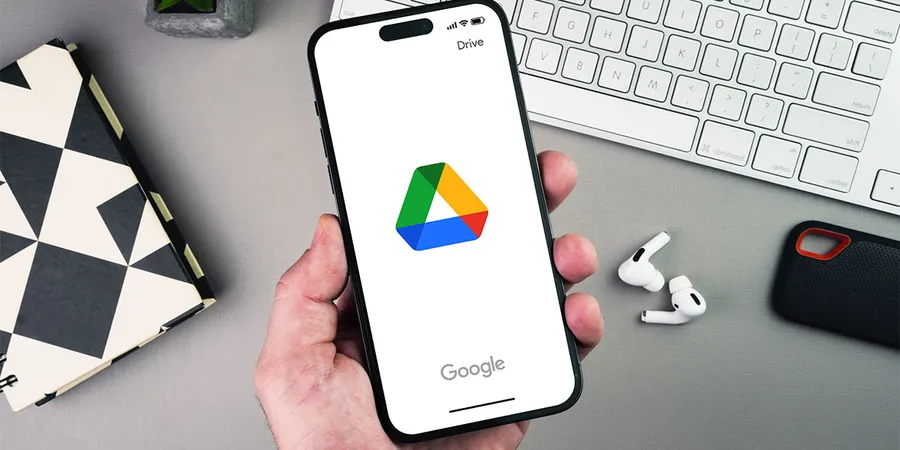 Comprar almacenamiento Google Drive: guía completa para ampliar espacio en Google en 2026 El uso de servicios en la nube se ha vuelto esencial en la vida diaria. Hoy en día, muchas personas necesitan comprar almacenamiento Google Drive porque el espacio gratuito se llena rápidamente con fotos, videos, correos y documentos. Google ofrece una solución integrada que combina Google Drive, Gmail y Google Fotos bajo un mismo sistema de almacenamiento. Cuando este espacio se completa, es necesario ampliarlo mediante Google One. Qué es Google Drive y cómo funciona el almacenamiento Google Drive es un servicio de almacenamiento en la nube que permite guardar archivos y acceder a ellos desde cualquier dispositivo. Este espacio se comparte entre: Google Drive (archivos) Gmail (correos) Google Fotos (imágenes y videos) Por eso, cuando se llena el almacenamiento, afecta a todos los servicios al mismo tiempo. Google Drive 100 GB gratis: realidad y limitaciones Muchos usuarios buscan Google Drive 100 GB gratis, pero en la práctica: Google ofrece solo entre 15 GB gratuitos Este espacio es compartido entre Drive, Gmail y Fotos No existe un plan permanente de 100 GB gratis oficial El almacenamiento gratuito es suficiente solo para uso básico, pero se queda corto rápidamente si se guardan archivos pesados o muchas fotos. Google One: la solución oficial de almacenamiento Google One es el servicio que permite ampliar el almacenamiento en Google. Con Google One puedes: Comprar más espacio en la nube Compartir almacenamiento con la familia Acceder a soporte de Google Gestionar archivos de forma centralizada Es la forma oficial de ampliar el almacenamiento en todo el ecosistema Google. Google One almacenamiento: cómo funciona El Google One almacenamiento se basa en planes mensuales o anuales que aumentan el espacio total de tu cuenta. Este espacio se utiliza para: Google Drive Gmail Google Fotos Todo queda unido en una sola cuota de almacenamiento. Google Drive precios: cuánto cuesta ampliar espacio Los Google Drive precios dependen del plan de Google One que elijas. Generalmente los planes incluyen: Plan básico (100 GB) Plan intermedio (200 GB) Plan avanzado (2 TB o más) El precio varía según el país y la cantidad de almacenamiento seleccionado. Comprar espacio en Gmail precio El Comprar espacio en Gmail precio no se paga por separado, ya que Gmail usa el mismo almacenamiento de Google. Cuando compras Google One: Se amplía también Gmail Puedes seguir recibiendo correos Se evita el bloqueo de la bandeja de entrada Esto es importante porque muchos usuarios creen que Gmail tiene un plan independiente, pero no es así. Comprar almacenamiento Google Fotos El Comprar almacenamiento Google Fotos es necesario cuando se suben muchas imágenes o videos en alta calidad. Google Fotos utiliza el mismo almacenamiento que Drive y Gmail, por lo que: Las fotos ocupan espacio general Los videos consumen más rápidamente el límite El backup automático puede llenar la cuenta Como comprar almacenamiento en Google One Para Como comprar almacenamiento en Google One, el proceso es sencillo: Entrar a Google One Iniciar sesión con tu cuenta de Google Elegir un plan de almacenamiento Confirmar el método de pago Activar el espacio adicional En pocos minutos el almacenamiento se actualiza automáticamente. Administrar almacenamiento Google El sistema de Administrar almacenamiento Google permite ver cuánto espacio estás usando en cada servicio. Desde ahí puedes: Ver qué ocupa más espacio (Drive, Gmail o Fotos) Eliminar archivos grandes Vaciar la papelera Liberar espacio sin pagar Google ofrece herramientas automáticas para optimizar el uso del almacenamiento. Cuándo necesitas comprar almacenamiento en Google Drive Algunas señales claras de que necesitas ampliar espacio: Gmail no recibe correos nuevos Google Drive no permite subir archivos Google Fotos deja de hacer backup Aparece aviso de almacenamiento lleno En ese momento, Google recomienda pasar a Google One. Ventajas de Google Drive con almacenamiento ampliado Al comprar almacenamiento Google Drive obtienes: Más espacio para archivos pesados Backup automático de fotos y videos Sincronización entre dispositivos Mayor seguridad en la nube Esto mejora la experiencia general de uso del ecosistema Google. Alternativas al almacenamiento de Google Aunque Google es el más usado, existen alternativas como: Dropbox OneDrive iCloud Mega Sin embargo, Google destaca por su integración entre servicios. Seguridad del almacenamiento en la nube Google utiliza sistemas de seguridad avanzados: Encriptación de datos Protección contra accesos no autorizados Copias de seguridad automáticas Esto hace que el almacenamiento en la nube sea confiable para uso personal y profesional. Dato curioso del almacenamiento Google Un dato interesante es que la mayoría de usuarios no sabe que borrar correos en Gmail también libera espacio en Google Fotos y Drive, ya que todos comparten el mismo almacenamiento de Google One. Consejos para optimizar espacio antes de pagar Antes de comprar almacenamiento puedes: Borrar correos con archivos pesados Eliminar videos duplicados Limpiar Google Drive Vaciar la papelera Esto puede liberar varios gigas sin costo.