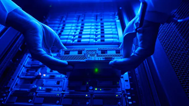 Hostinger Business por 3,03 €/mes: hosting potente para escalar hasta 50 sitios web Cuando un proyecto deja de ser pequeño y empieza a crecer en tráfico, ventas o cantidad de sitios web, se necesita un hosting mucho más potente. El plan Hostinger Business 3,03 €/mes está diseñado precisamente para eso: usuarios que ya no están empezando, sino que quieren escalar múltiples proyectos digitales con rendimiento profesional. Este plan combina velocidad NVMe, herramientas con inteligencia artificial y funciones avanzadas de WordPress, lo que lo convierte en una opción muy completa dentro del hosting compartido avanzado. Precio del plan Hostinger Business: 3,03 €/mes El plan se presenta con una oferta promocional: 18,99 € → 3,03 €/mes +2 meses gratis incluidos 48 meses por 145,44 € (valorado en 911,52 €) Renovación posterior: 16,99 €/mes Este modelo permite empezar con un costo muy bajo y mantener estabilidad de precio durante el período inicial. Qué incluye Hostinger Business El plan está pensado para usuarios avanzados y proyectos en crecimiento: Hasta 50 sitios web 50 GB de almacenamiento NVMe (alta velocidad) 5 buzones de correo por sitio durante 1 año 5 créditos de “vibe coding” WordPress gestionado con herramientas avanzadas Backups diarios y bajo demanda CDN gratuito para máxima velocidad Agente de IA para WordPress Creación de ecommerce con inteligencia artificial Apps web Node.js administradas WordPress multisitio Para quién es este hosting El plan Hostinger Business está diseñado para: Agencias digitales Desarrolladores web Emprendedores con múltiples proyectos Tiendas online en crecimiento Creadores de contenido con varios sitios Es ideal para quienes manejan más de una web y necesitan eficiencia centralizada. Hasta 50 sitios web en un solo plan Una de las características más potentes es la capacidad de alojar hasta 50 sitios web. Esto permite: Gestionar múltiples proyectos SEO Crear redes de sitios o blogs Administrar clientes desde una sola cuenta Escalar negocios digitales sin cambiar de plan Es una solución muy eficiente para agencias o usuarios avanzados. Almacenamiento NVMe de alta velocidad El plan incluye 50 GB NVMe, que es uno de los tipos de almacenamiento más rápidos disponibles actualmente. Esto mejora: Tiempo de carga de las páginas Rendimiento en bases de datos Experiencia del usuario Posicionamiento SEO La velocidad es un factor clave en cualquier proyecto digital moderno. Inteligencia artificial integrada Uno de los puntos más modernos del plan es la integración de IA: Creación de sitios WordPress con IA Generación de ecommerce automático Agente de IA para gestión de WordPress Créditos de “vibe coding” Esto reduce el tiempo necesario para crear y mantener sitios web. Backups diarios y seguridad avanzada La seguridad es uno de los pilares del plan: Backups diarios automáticos Copias bajo demanda Protección ante pérdida de datos Restauración rápida de sitios Esto es clave para proyectos que generan ingresos diarios. Rendimiento optimizado con CDN El CDN gratuito permite: Cargar sitios más rápido en todo el mundo Reducir latencia Mejorar estabilidad en tráfico alto Esto es especialmente útil para sitios con audiencia internacional. WordPress avanzado y multisitio El plan incluye herramientas avanzadas para WordPress: Instalación optimizada Multisitio para gestionar varias webs Gestión simplificada desde un solo panel Esto facilita el trabajo de desarrolladores y agencias. Email profesional incluido Cada sitio puede contar con buzones de correo gratuitos durante el primer año, lo que permite: Comunicación profesional Gestión de clientes Imagen de marca más sólida Ventajas del plan Business Este hosting destaca por: Capacidad para múltiples sitios Velocidad NVMe avanzada Herramientas de inteligencia artificial Backups diarios automáticos CDN global incluido Es una solución diseñada para crecimiento real y sostenido. Dato interesante del hosting avanzado La mayoría de agencias digitales y proyectos de alto rendimiento utilizan planes con múltiples sitios web porque les permite centralizar todo en una sola infraestructura, reduciendo costos y aumentando eficiencia operativa.