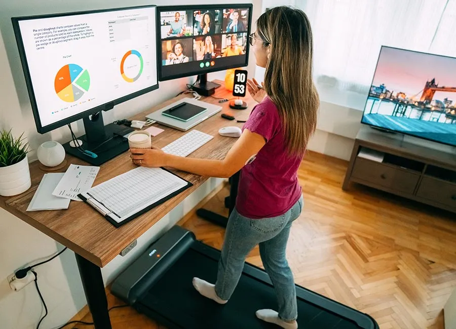 ¿Qué es el hosting compartido? Arquitectura, funcionamiento y análisis técnico avanzado El hosting compartido (shared hosting) es un modelo de provisión de recursos computacionales en el cual múltiples usuarios finales alojan sus servicios web dentro de una misma infraestructura física y lógica, compartiendo un conjunto común de recursos del sistema: CPU, memoria RAM, almacenamiento y ancho de banda de red. Desde una perspectiva de ingeniería de sistemas, el hosting compartido puede entenderse como una arquitectura multi-tenant de alta densidad, donde la aislación entre usuarios no depende de hardware dedicado, sino de mecanismos de virtualización ligera, control de procesos y políticas de gestión de recursos a nivel de sistema operativo. Definición técnica de hosting compartido En términos más formales: El hosting compartido es un entorno de ejecución multiusuario basado en un único sistema operativo host, donde múltiples instancias de servicios web se ejecutan bajo aislamiento lógico, utilizando mecanismos de control de recursos como cgroups, namespaces y políticas de scheduling del kernel. Este modelo prioriza la eficiencia de recursos sobre la exclusividad computacional. Cómo funciona el hosting compartido a nivel de sistema El funcionamiento del hosting compartido se basa en una pila tecnológica estructurada: 1. Sistema operativo base Generalmente Linux (Debian, Ubuntu Server, AlmaLinux), optimizado para: Multiusuario simultáneo Gestión de procesos concurrentes Control de permisos (POSIX ACLs) Seguridad a nivel kernel 2. Virtualización ligera A diferencia del VPS, el hosting compartido no crea máquinas virtuales completas, sino que utiliza: Linux namespaces (aislamiento de procesos, red y filesystem) cgroups (control groups) para limitar CPU y memoria chroot environments para aislamiento del sistema de archivos Esto permite que múltiples usuarios compartan el mismo kernel sin interferencia directa. 3. Servidor web y capa de aplicación Normalmente se utilizan servidores como: Apache HTTP Server Nginx LiteSpeed Enterprise Estos gestionan: Requests HTTP/HTTPS Routing de dominios virtuales Load balancing interno Caché de contenido estático 4. Multi-tenancy y aislamiento lógico Cada usuario opera dentro de un entorno lógico separado: Directorios independientes Bases de datos separadas (MySQL/MariaDB) Usuarios del sistema restringidos Permisos segmentados por cuenta Esto se conoce como logical isolation layer. Para qué sirve el hosting compartido El hosting compartido se utiliza principalmente para: Sitios web personales o corporativos pequeños Blogs y portales de contenido Landing pages de marketing Proyectos iniciales de ecommerce Sitios de bajo a medio tráfico Su objetivo es maximizar la eficiencia de costos en entornos no intensivos. Ventajas del hosting compartido 1. Optimización de costos El costo se distribuye entre múltiples usuarios, reduciendo el precio marginal por instancia. 2. Administración simplificada Paneles como cPanel o Plesk abstraen la complejidad del sistema operativo. 3. Mantenimiento centralizado El proveedor gestiona: Actualizaciones del sistema Parcheo de seguridad Configuración del servidor web Backups automáticos 4. Escalabilidad inicial Permite iniciar proyectos sin necesidad de infraestructura dedicada. Limitaciones técnicas Desde una perspectiva de ingeniería de sistemas, el hosting compartido presenta restricciones inherentes: Contención de recursos (CPU throttling) “Noisy neighbor effect” (otros usuarios afectan rendimiento) Limitaciones de procesos simultáneos Restricciones en configuración del kernel o módulos Menor control sobre el entorno de ejecución Comparación conceptual con VPS y Cloud Shared hosting: multiusuario sobre un mismo OS kernel VPS: virtualización completa con kernel virtualizado Cloud hosting: distribución horizontal sobre múltiples nodos físicos El hosting compartido representa el nivel más alto de abstracción y el más bajo en control técnico. Arquitectura interna típica (modelo simplificado) Un servidor de hosting compartido suele organizarse así: Hardware físico (CPU multicore, RAM ECC, SSD/NVMe) Sistema operativo Linux Web server (Apache/Nginx/LiteSpeed) Capas de aislamiento (cgroups + namespaces) Panel de control (cPanel/DirectAdmin) Usuarios finales (multi-tenant web environments) Casos de uso ideales Este modelo es adecuado para: Startups en fase inicial Proyectos de validación de producto (MVPs) Sitios informativos de bajo tráfico Portafolios profesionales Blogs optimizados SEO
