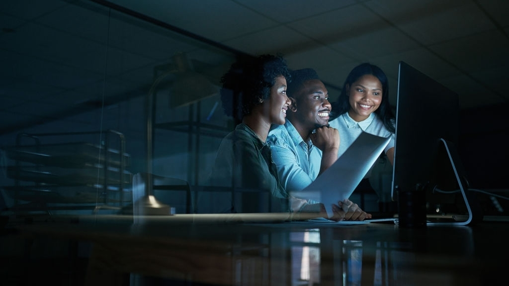 Hosting barato y rápido para emprendedores: el plan ideal para crear tu primera página web profesional Si estás pensando en crear una página web, empezar un blog o lanzar un proyecto online, necesitas un hosting que sea rápido, estable y fácil de usar. El plan Bana Starter de alojamiento compartido está pensado exactamente para eso: personas que están empezando en internet y necesitan una solución confiable sin complicarse con aspectos técnicos. Este tipo de servicio es ideal para emprendedores, pequeños negocios, freelancers y creadores de contenido que quieren tener presencia online con bajo costo y buen rendimiento. ¿Para quién es este tipo de hosting? El Bana Starter está diseñado para un perfil muy específico de usuario: Personas que crean su primera página web Emprendedores con negocios pequeños o locales Bloggers que quieren monetizar contenido Freelancers que necesitan mostrar su portfolio Usuarios que quieren aprender WordPress En resumen: es para quienes necesitan una web profesional sin pagar planes caros ni tener conocimientos técnicos avanzados. Tecnología de nivel profesional Aunque es un plan económico, utiliza infraestructura avanzada: Red 100% Juniper de alto rendimiento CloudLinux Enterprise para estabilidad Centro de datos de clase mundial Conexiones de red GIGe redundantes Esto significa que la web se mantiene estable incluso si hay picos de tráfico o múltiples visitas simultáneas. Plan Bana Starter: características principales El plan incluye todo lo necesario para comenzar un proyecto web serio: Alojamiento para 1 sitio web 50 GB SSD ultra rápido Transferencia ilimitada Certificado SSL gratuito Instalación de WordPress en 1 clic Copias de seguridad automáticas (JetBackup) CPU de alto rendimiento (3.8 GHz) Memoria 4 GB Datacenter en Estados Unidos Garantía de devolución de 30 días Este conjunto de características lo convierte en una opción equilibrada entre precio y rendimiento. ¿Qué tipo de proyectos se pueden crear con este plan? Con el plan Bana Starter puedes crear: Blogs personales o de nicho SEO Sitios de afiliados (hosting, Amazon, etc.) Páginas de servicios profesionales Landing pages de venta Sitios corporativos pequeños Portafolios online Es suficiente para proyectos que recién comienzan pero que buscan crecer. Ventajas de este hosting compartido 1. Bajo costo de entrada Con un precio desde aproximadamente $4.95/mes, es accesible para cualquier persona que quiera empezar en internet. 2. Fácil de usar La instalación de WordPress en un clic permite crear una web sin conocimientos técnicos. 3. Seguridad incluida El certificado SSL gratis protege la información del sitio y mejora el posicionamiento en Google. 4. Rendimiento estable Gracias a la infraestructura moderna, las páginas cargan rápido y se mantienen estables. ¿Por qué este plan es ideal para SEO? Para quienes quieren posicionar en Google, este tipo de hosting es útil porque: Tiene buena velocidad de carga Permite instalar WordPress fácilmente Incluye SSL (factor SEO importante) Tiene uptime estable Esto ayuda a que los artículos y páginas puedan competir en buscadores sin problemas técnicos. Casos reales donde funciona muy bien Este tipo de hosting suele funcionar especialmente bien en: Blogs de nicho (viajes, tecnología, educación) Sitios de comparativas y afiliados Proyectos de ingresos pasivos Webs de contenido automatizado Es decir, todo lo que dependa de tráfico orgánico. Limitaciones del plan Aunque es potente para su precio, tiene algunas limitaciones: Solo permite 1 sitio web No está pensado para grandes empresas Recursos compartidos con otros usuarios Esto significa que si el proyecto crece mucho, será necesario migrar a un plan superior. ¿Vale la pena para empezar? Sí, especialmente si: Estás empezando en el mundo online No quieres invertir mucho dinero al inicio Necesitas algo estable y rápido Quieres enfocarte en contenido y SEO Es un punto de entrada equilibrado para construir proyectos digitales reales. Dato curioso del hosting compartido Muchos sitios web grandes comenzaron en hosting compartido como este. La mayoría de proyectos digitales no empiezan con servidores caros, sino con planes económicos que luego se escalan cuando el tráfico crece.