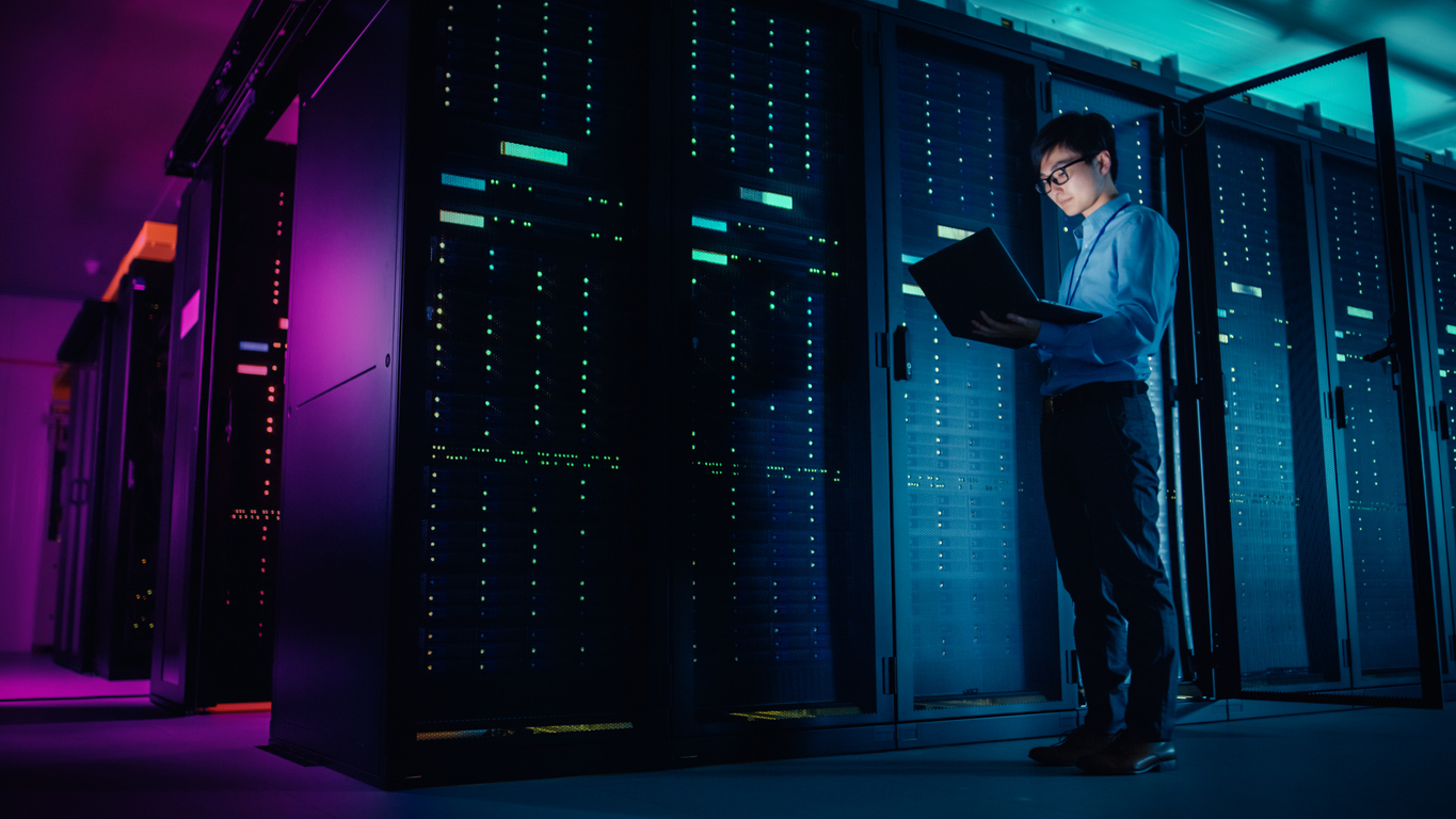 Hostinger Cloud Startup por 6,39 €/mes: hosting cloud potente para escalar hasta 100 sitios web Cuando un proyecto digital deja de ser solo una web y se convierte en un ecosistema completo de sitios, tráfico y clientes, se necesita una infraestructura mucho más robusta. El plan Hostinger Cloud Startup 6,39 €/mes está diseñado para ese nivel: proyectos en crecimiento que requieren potencia cloud, estabilidad en picos de tráfico y capacidad para gestionar múltiples sitios web sin límites operativos. Este plan representa un salto importante respecto al hosting compartido tradicional, ya que introduce recursos dedicados y mejoras de rendimiento pensadas para escalar. Precio del plan Hostinger Cloud Startup: 6,39 €/mes El plan se ofrece con una promoción inicial: 25,99 € → 6,39 €/mes +2 meses gratis incluidos 48 meses por 306,72 € (valorado en 1.247,52 €) Renovación posterior: 23,99 €/mes Este modelo permite acceder a hosting cloud avanzado con un costo inicial reducido. Qué incluye Hostinger Cloud Startup Este plan está diseñado para usuarios avanzados y proyectos de alto rendimiento: Hasta 100 sitios web 100 GB de almacenamiento NVMe ultrarrápido 10 buzones de correo por sitio durante 1 año 5 créditos de “vibe coding” WordPress optimizado en entorno cloud Backups automáticos avanzados CDN y gestión de tráfico global Asistencia prioritaria 24/7 IP dedicada incluida 10 apps web Node.js administradas 100 PHP workers para alto tráfico 2 millones de inodes RAM dedicada de 4 GB Para quién es este hosting cloud El plan Hostinger Cloud Startup está pensado para: Agencias digitales con múltiples clientes Tiendas online con tráfico constante Proyectos SEO con alto volumen de visitas Plataformas de contenido o medios digitales Emprendedores con múltiples webs activas Es ideal para usuarios que ya han superado el hosting compartido y necesitan más estabilidad. Hasta 100 sitios web en un solo plan Una de las mayores ventajas es la capacidad de gestionar hasta 100 sitios web. Esto permite: Administrar múltiples proyectos SEO Crear redes de sitios de contenido Gestionar clientes desde una sola cuenta Escalar sin cambiar de infraestructura Es una solución centralizada para proyectos grandes. Potencia cloud con recursos dedicados A diferencia del hosting tradicional, este plan ofrece recursos más estables: RAM dedicada de 4 GB 100 PHP workers para manejar tráfico simultáneo IP dedicada para mayor control Aumento de potencia temporal en picos de tráfico Esto garantiza estabilidad incluso en momentos de alta demanda. Almacenamiento NVMe de alto rendimiento El plan incluye 100 GB NVMe, lo que mejora significativamente: Velocidad de carga Rendimiento en bases de datos Experiencia del usuario Posicionamiento SEO El almacenamiento NVMe es clave en sitios modernos de alto tráfico. Gestión de tráfico y escalabilidad Una de las funciones más importantes del plan es la capacidad de manejar picos de tráfico. Esto permite: Aumentar potencia durante semanas o meses Evitar caídas en momentos críticos Mantener estabilidad en campañas o lanzamientos Es ideal para negocios digitales en crecimiento constante. Inteligencia artificial y automatización El plan incluye herramientas modernas como: Creación de sitios con IA Ecommerce automatizado Créditos de “vibe coding” Gestión avanzada de WordPress Esto reduce la carga técnica y acelera la creación de proyectos. Seguridad y estabilidad avanzada La seguridad es un componente clave: IP dedicada Protección contra caídas en picos de tráfico Backups automáticos Infraestructura cloud estable Esto lo hace adecuado para proyectos críticos. Soporte prioritario 24/7 El soporte prioritario permite: Respuestas más rápidas Atención técnica avanzada Resolución de problemas críticos sin demoras Esto es importante para negocios que dependen del uptime. Escalabilidad real para proyectos grandes El plan permite crecer sin límites inmediatos: Hasta 100 sitios web Alto volumen de tráfico Recursos ampliados de CPU y RAM Infraestructura cloud flexible Es una solución diseñada para expansión. Dato interesante del hosting cloud Los planes cloud como este se utilizan comúnmente en proyectos que comienzan como sitios pequeños pero evolucionan hacia redes completas de contenido o negocios digitales globales, donde la estabilidad y la escalabilidad son más importantes que el costo inicial.