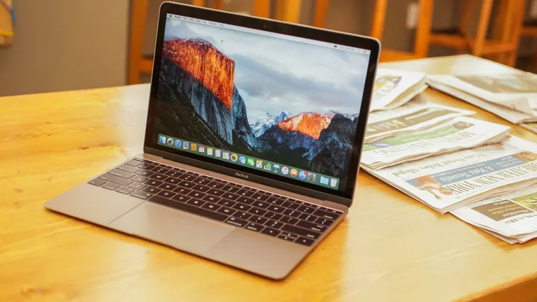 Comprar almacenamiento iCloud: precios, planes y cómo ampliar espacio en iPhone en 2026 El uso de dispositivos Apple ha crecido de forma constante, y con ello también la necesidad de comprar almacenamiento iCloud. Fotos, videos, backups del iPhone y archivos de apps ocupan espacio rápidamente, lo que lleva a muchos usuarios a buscar cómo ampliar su nube de forma sencilla. iCloud es el sistema de almacenamiento en la nube de Apple, y permite sincronizar todos los dispositivos del ecosistema: iPhone, iPad y Mac. Qué es iCloud y cómo funciona el almacenamiento El sistema de almacenamiento iPhone iCloud permite guardar: Copias de seguridad del iPhone Fotos y videos Documentos y archivos Datos de aplicaciones Todo se sincroniza automáticamente con la cuenta del usuario, lo que facilita la recuperación de información en caso de pérdida o cambio de dispositivo. Comprar almacenamiento iPhone precio El Comprar almacenamiento iPhone precio depende del plan que el usuario elija dentro de iCloud+. Generalmente, los planes están diseñados para: Usuarios básicos con poco contenido Usuarios que hacen backup completo del iPhone Familias con varios dispositivos Apple Cuanto más espacio se necesita, mayor es el costo mensual. Comprar espacio en iCloud precio El Comprar espacio en iCloud precio varía según la capacidad seleccionada: Planes pequeños para uso personal Planes intermedios para fotos y backups Planes grandes para familias o usuarios profesionales El pago se realiza de forma mensual y se puede cancelar en cualquier momento. iCloud precios dólares Los iCloud precios dólares suelen mostrarse de forma estándar en la tienda de Apple dependiendo del país. El modelo es simple: Pago mensual Cambio automático de plan Sin contratos largos Esto permite flexibilidad para subir o bajar el almacenamiento según necesidad. iCloud iniciar sesión Para acceder a los servicios de Apple es necesario usar iCloud iniciar sesión, que permite: Ver archivos almacenados Gestionar backups del iPhone Acceder a fotos y documentos Configurar dispositivos Apple El acceso se realiza con el Apple ID del usuario. iCloud precio anual El iCloud precio anual no siempre se ofrece como plan directo, ya que Apple suele trabajar con suscripciones mensuales. Sin embargo: El costo anual equivale a 12 meses de pago mensual Algunos usuarios prefieren calcularlo para planificar gastos Es útil para quienes usan iCloud de forma permanente Comprar espacio en iCloud desde PC Aunque iCloud está pensado para dispositivos Apple, también es posible comprar espacio en iCloud desde PC. Esto se puede hacer desde: El navegador web iCloud.com Apple ID en línea Permite gestionar el almacenamiento sin necesidad de un iPhone o Mac. Plan familiar iCloud precio El Plan familiar iCloud precio es una opción muy utilizada cuando varios usuarios comparten almacenamiento. Permite: Compartir espacio entre miembros de la familia Centralizar el pago en una sola cuenta Gestionar el almacenamiento de varios dispositivos Es ideal para hogares con múltiples iPhones o iPads. Ventajas de comprar almacenamiento iCloud Comprar almacenamiento en iCloud ofrece varios beneficios: Copias de seguridad automáticas Sincronización entre dispositivos Apple Acceso a fotos y archivos desde cualquier lugar Seguridad integrada en el ecosistema Apple Esto hace que sea una solución muy cómoda para usuarios de iPhone. Cuándo necesitas más almacenamiento en iCloud Algunas señales claras de que necesitas ampliar espacio: No puedes hacer backup del iPhone Las fotos no se guardan en la nube El almacenamiento aparece lleno Las apps dejan de sincronizar datos En estos casos, actualizar el plan es la solución más rápida. Comparación con otras nubes iCloud compite con servicios como: Google Drive OneDrive Dropbox La diferencia principal es su integración total con Apple, lo que lo hace más sencillo para usuarios de iPhone. Dato curioso de iCloud Muchos usuarios de iPhone no saben que el almacenamiento de iCloud no solo se usa para fotos, sino también para copias completas del sistema, lo que significa que cambiar de teléfono sin iCloud puede implicar perder configuraciones importantes.