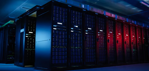 Hosting Premium por 2,59 €/mes: la forma más barata de crear hasta 3 sitios web profesionales Encontrar un hosting completo, rápido y fácil de usar por un precio bajo es difícil, pero el plan Premium 2,59 €/mes está pensado para quienes quieren iniciar proyectos web sin invertir mucho dinero, pero con herramientas suficientes para construir sitios profesionales desde el primer día. Este tipo de plan es ideal para emprendedores, freelancers, pequeños negocios y personas que quieren crear varias páginas web al mismo tiempo sin complicaciones técnicas. Precio del plan Premium: 2,59 €/mes con promoción El plan parte de un precio promocional de: 11,99 € → 2,59 €/mes Incluye +2 meses gratis Acceso a 48 meses por 124,32 € (valorado en 575,52 €) Renovación posterior: 9,99 €/mes Este modelo permite pagar muy poco al inicio y escalar proyectos sin grandes inversiones. Qué incluye el plan Premium Este hosting está diseñado como una solución todo en uno para comenzar en internet: Hasta 3 sitios web 20 GB de almacenamiento SSD 5 créditos de “vibe coding” 2 buzones de correo por sitio durante 1 año Dominio gratis durante 1 año Sitios WordPress gestionados automáticamente Constructor web con arrastrar y soltar Certificado SSL gratuito para todos los sitios Copias de seguridad semanales automáticas Migración gratuita sin tiempo de caída Email marketing gratis durante 1 año Para quién es ideal este hosting El plan Premium está pensado para usuarios que están en una fase inicial o de crecimiento: Personas que quieren crear su primera web Emprendedores digitales Bloggers o creadores de contenido Freelancers con portfolio online Pequeños negocios locales Es una opción perfecta para empezar sin conocimientos técnicos avanzados. Crear hasta 3 sitios web con un solo plan Una de las mayores ventajas del plan es la posibilidad de alojar hasta 3 sitios web. Esto permite: Probar diferentes proyectos al mismo tiempo Crear páginas de nicho SEO Separar marca personal y negocios Gestionar múltiples ideas desde un solo hosting Es ideal para quienes trabajan con estrategias digitales o monetización de contenido. Almacenamiento SSD rápido y eficiente El plan incluye 20 GB de almacenamiento SSD, lo que permite: Cargar páginas más rápido Mejorar la experiencia del usuario Manejar bases de datos ligeras y medianas Aunque no es un almacenamiento ilimitado, es suficiente para proyectos iniciales bien optimizados. Dominio gratis durante 1 año Uno de los beneficios más importantes es el dominio gratuito: Permite ahorrar el costo inicial del sitio Facilita lanzar proyectos rápidamente Mejora la imagen profesional del proyecto Tener dominio propio es clave para posicionar y construir marca. WordPress gestionado automáticamente El plan incluye sitios de WordPress mantenidos automáticamente, lo que significa: Actualizaciones automáticas Menos problemas técnicos Mayor seguridad Menos tiempo de mantenimiento Esto es ideal para usuarios sin experiencia técnica. Constructor web sin código El creador de sitios web con arrastrar y soltar permite: Crear páginas sin programar Diseñar sitios visualmente Lanzar proyectos en poco tiempo Esto reduce la barrera de entrada para principiantes. Seguridad y backups automáticos El hosting incluye herramientas de seguridad esenciales: SSL gratuito en todos los sitios Backups semanales automáticos Migración sin tiempo de inactividad Esto garantiza que los proyectos estén protegidos y se puedan recuperar fácilmente ante cualquier problema. Email marketing incluido Durante el primer año se incluye email marketing gratis, lo que permite: Crear campañas de correo Enviar newsletters Captar clientes o lectores Es una herramienta muy útil para empezar a monetizar proyectos digitales. Ventajas generales del plan Premium Este hosting destaca por: Precio inicial muy bajo Facilidad de uso Todo en uno para principiantes Posibilidad de crear varios sitios Herramientas de marketing incluidas Es una solución equilibrada para empezar en el mundo online sin complicaciones. Dato interesante sobre planes económicos de hosting Muchos proyectos digitales exitosos comienzan con planes de bajo costo como este. La clave no es el precio inicial del hosting, sino cómo se utiliza: contenido, SEO y estrategia digital son lo que realmente determina el crecimiento de una web.