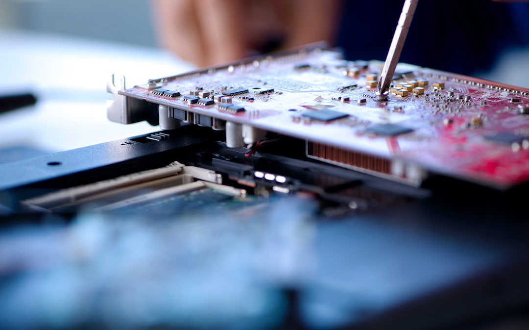¿Qué es el hosting? Explicación técnica avanzada de arquitectura, sistemas operativos y servicios globales El hosting es el conjunto de tecnologías, infraestructuras y servicios que permiten que un sistema informático (normalmente un sitio web o aplicación) sea accesible a través de redes públicas como Internet. Aunque en términos simples suele describirse como “alojar una web”, a nivel técnico es un ecosistema complejo que involucra virtualización, sistemas operativos, redes distribuidas, balanceo de carga y gestión de recursos computacionales. Definición técnica de hosting Desde una perspectiva de sistemas, el hosting puede definirse como: Un entorno de ejecución remoto basado en infraestructura de servidores interconectados que ejecutan servicios persistentes bajo arquitecturas de red TCP/IP, gestionando recursos computacionales mediante sistemas operativos optimizados para multiusuario y virtualización. En este contexto, el hosting no es un único servidor, sino una capa de abstracción distribuida sobre hardware físico. Cómo funciona el hosting a nivel de sistema operativo En la base de cualquier servicio de hosting encontramos sistemas operativos tipo servidor como: Linux (Debian, Ubuntu Server, CentOS Stream) BSD (FreeBSD en entornos de alta estabilidad) Windows Server (en entornos Microsoft y ASP.NET) Estos sistemas operativos gestionan: Procesos concurrentes (multi-threading) Asignación de memoria (RAM segmentation) I/O de disco (SSD/NVMe scheduling) Permisos de usuario (ACL, chmod, SELinux, AppArmor) El hosting moderno utiliza además kernel tuning avanzado para optimizar latencia y throughput. Virtualización y contenedores Uno de los pilares del hosting moderno es la virtualización: Hypervisores tipo 1 (bare-metal): VMware ESXi, KVM Contenedores: Docker, LXC Orquestación: Kubernetes (K8s) Esto permite que múltiples entornos aislados se ejecuten sobre un mismo hardware físico sin interferencia entre sí. Ejemplo: Un servidor físico puede alojar 200+ sitios web aislados Cada uno con su propio entorno virtual Arquitectura del hosting moderno El hosting actual se basa en arquitecturas distribuidas: Load Balancers (Nginx, HAProxy) CDN (Content Delivery Networks) Storage distribuido (Ceph, ZFS, S3-like systems) Replicación geográfica de datos Esto permite alta disponibilidad (HA) y tolerancia a fallos. Tipos de hosting según complejidad 1. Shared Hosting (hosting compartido) Múltiples usuarios comparten el mismo sistema operativo y recursos. 2. VPS (Virtual Private Server) Instancias virtualizadas con recursos asignados. 3. Dedicated Server Servidor físico exclusivo. 4. Cloud Hosting Infraestructura distribuida bajo modelo IaaS (Infrastructure as a Service). 5. Serverless Hosting Ejecución bajo eventos (FaaS: Function as a Service), sin gestión directa del servidor. Primeros servicios de hosting en la historia Los primeros sistemas de hosting surgieron en el contexto de la expansión de Internet en los años 90: Proveedores iniciales de web hosting estático Servidores UNIX compartidos en universidades Infraestructura de ARPANET evolucionada a Internet comercial Empresas pioneras incluyeron: GeoCities (hosting gratuito primitivo) Netcom Verio UUNET (infraestructura backbone temprana) Estos sistemas eran extremadamente simples comparados con la arquitectura actual. Mejores sistemas de hosting en el mundo (infraestructura moderna) Actualmente, los sistemas más avanzados se basan en cloud computing global: Amazon Web Services (AWS) — EC2, S3, Lambda Google Cloud Platform (GCP) — Compute Engine, Cloud Run Microsoft Azure — App Services, Virtual Machines Cloudflare — edge computing y CDN global DigitalOcean — infraestructura simplificada para desarrolladores OVHcloud — fuerte presencia en Europa con hardware propio Estas plataformas operan sobre redes globales con miles de nodos distribuidos. Conceptos avanzados en hosting moderno Algunos términos técnicos clave: Latency optimization: reducción del tiempo de respuesta Horizontal scaling: expansión mediante más nodos Vertical scaling: aumento de recursos en un nodo Container orchestration: gestión automatizada de contenedores Edge computing: procesamiento cercano al usuario final Fault tolerance: capacidad de resistir fallos sin caída del sistema