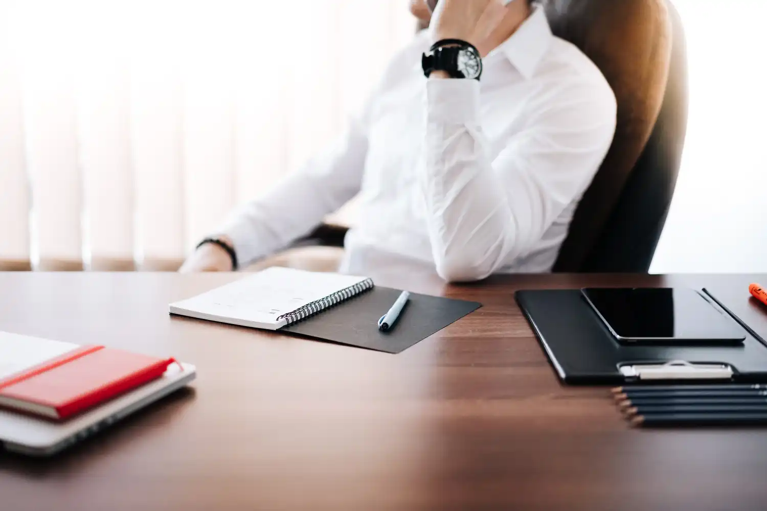 Consejos para elegir un buen servicio de hosting: guía completa para principiantes y proyectos profesionales Elegir un servicio de hosting es una de las decisiones más importantes al crear una página web, un blog o una tienda online. Un mal hosting puede hacer que tu sitio sea lento, inestable o incluso que deje de funcionar en momentos clave. En cambio, un buen hosting mejora la velocidad, la seguridad y el posicionamiento en buscadores. Este artículo explica de forma clara qué debes tener en cuenta antes de contratar un servicio de alojamiento web. Hosting que es El concepto de Hosting que es se refiere al servicio que permite almacenar los archivos de una página web en servidores conectados a internet para que puedan ser accesibles desde cualquier lugar del mundo. Sin hosting: Un sitio web no puede existir online No se pueden guardar archivos en la nube del servidor No es posible conectar un dominio Para que sirve el hosting El Para que sirve el hosting es fundamental para entender su importancia: Permite que una web esté disponible 24/7 Almacena archivos, imágenes y bases de datos Gestiona correos electrónicos del dominio Conecta el sitio con internet global En resumen, es la infraestructura que mantiene viva una página web. Tipos de hosting Los Tipos de hosting más comunes son: 1. Hosting compartido Varios sitios comparten el mismo servidor. Es económico y fácil de usar. 2. VPS (Servidor Virtual Privado) Ofrece recursos dedicados dentro de un servidor virtual. 3. Hosting cloud Basado en múltiples servidores conectados. Es escalable y estable. 4. Hosting dedicado Un servidor completo para un solo usuario o empresa. 5. Hosting WordPress Optimizado específicamente para sitios creados con WordPress. Que es hosting y dominio El concepto de Que es hosting y dominio es clave para entender cómo funciona una web: Hosting: donde se almacenan los archivos del sitio Dominio: la dirección web (ejemplo.com) Ambos trabajan juntos para que una página pueda ser accesible en internet. Hosting características Las principales Hosting características que debes evaluar son: Velocidad de carga Uptime (tiempo en línea) Seguridad y certificados SSL Soporte técnico Facilidad de uso del panel Escalabilidad Un buen hosting debe ser estable y fácil de administrar. Hosting ejemplos Algunos Hosting ejemplos incluyen: Hosting compartido para blogs VPS para aplicaciones web Hosting cloud para tiendas online Hosting WordPress para sitios de contenido Cada ejemplo responde a una necesidad diferente según el proyecto. Hosting gratis El Hosting gratis es una opción disponible para quienes quieren empezar sin invertir dinero. Ventajas: No requiere pago inicial Útil para pruebas o aprendizaje Desventajas: Recursos limitados Publicidad en algunos casos Menor velocidad y estabilidad Soporte técnico limitado Que es un hosting gratuito El concepto de Que es un hosting gratuito se refiere a servicios que ofrecen alojamiento web sin costo, normalmente con restricciones técnicas o comerciales. Se utiliza principalmente para: Aprender a crear páginas web Probar proyectos Desarrollar prototipos No es recomendable para proyectos profesionales o negocios. Consejos para elegir un buen hosting Al elegir un hosting, es importante considerar: Tipo de proyecto (blog, tienda, app) Nivel de tráfico esperado Recursos necesarios (RAM, CPU, almacenamiento) Facilidad de uso del panel Calidad del soporte técnico Posibilidad de crecimiento futuro
