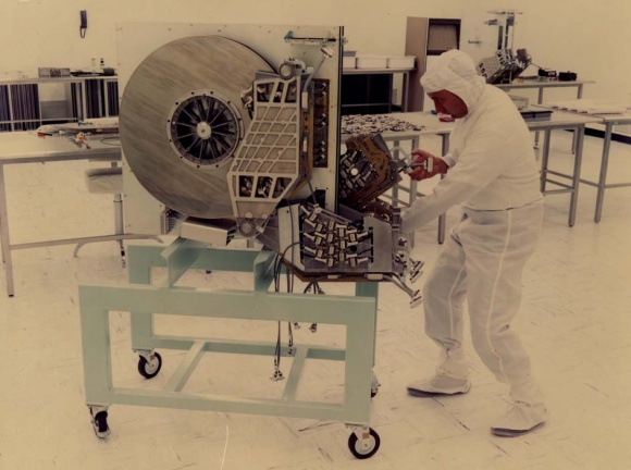 El primer disco duro de la historia fue inventado por un equipo de ingenieros de IBM liderado por Reynold Johnson. Fue presentado en 1956 como parte del sistema IBM 305 RAMAC. ¿Por qué se creó? En la década de 1950, las empresas almacenaban información en tarjetas perforadas y cintas magnéticas. Buscar un dato específico podía llevar mucho tiempo porque había que revisar grandes cantidades de información de forma secuencial. IBM quería crear un sistema que permitiera acceder a cualquier dato casi inmediatamente. Así nació el concepto de "acceso aleatorio", que permitía buscar información sin recorrer todos los registros anteriores. ¿Cómo funcionaba? El disco duro era llamado IBM 350. Tenía: 50 discos metálicos gigantes. Cada disco medía 61 centímetros de diámetro. Giraban a 1.200 revoluciones por minuto. Un brazo mecánico movía los cabezales de lectura y escritura. Podía almacenar aproximadamente 5 millones de caracteres, equivalentes a unos 4,4 o 5 MB. Imagínate una pila de cincuenta discos del tamaño de una rueda de bicicleta girando constantemente mientras un brazo mecánico buscaba la información. ¿Qué tan grande era? Hoy puedes guardar miles de fotos en un pequeño pendrive. El primer disco duro era completamente diferente: Pesaba más de una tonelada. Ocupaba el espacio de varios armarios. Necesitaba sistemas especiales de refrigeración. Su capacidad era menor que una sola fotografía tomada por un teléfono moderno. ¿Cómo se presentó al público? IBM lo anunció en septiembre de 1956 como una revolución para los negocios. La empresa destacó que los datos podían encontrarse en menos de un segundo, algo extraordinario para la época. Los primeros equipos fueron enviados a grandes compañías que necesitaban manejar inventarios, contabilidad y registros comerciales. Uno de los primeros clientes fue la empresa papelera Zellerbach Paper en San Francisco. ¿Cuáles eran sus limitaciones? Visto desde hoy, tenía muchas limitaciones: Solo almacenaba unos pocos megabytes. Era extremadamente costoso. Consumía mucha energía. Requería mantenimiento especializado. Era muy lento comparado con cualquier dispositivo actual. No era accesible para personas comunes; solo grandes empresas podían usarlo. ¿Por qué fue una revolución? A pesar de sus limitaciones, cambió para siempre la informática. Antes del RAMAC, encontrar información podía tomar minutos u horas. Después del RAMAC: Los datos podían recuperarse rápidamente. Las empresas podían actualizar registros en tiempo real. Se volvió posible crear sistemas bancarios modernos. Se desarrollaron sistemas de reservas aéreas. Se sentaron las bases para las bases de datos modernas. Muchos historiadores consideran que fue uno de los inventos más importantes del siglo XX dentro de la computación. ¿Qué otras revoluciones tecnológicas ocurrían en esa época? La década de 1950 fue una época de enormes cambios: La televisión comenzaba a entrar en millones de hogares. Los transistores empezaban a reemplazar las válvulas de vacío. Nacían los primeros lenguajes de programación modernos. Comenzaba la carrera espacial entre Estados Unidos y la Unión Soviética. Las computadoras pasaban de ser máquinas experimentales a herramientas empresariales. El disco duro apareció justo en medio de esta transformación tecnológica. ¿Cómo reaccionó la prensa? Los periódicos y revistas especializadas quedaron impresionados porque por primera vez una máquina podía acceder a grandes cantidades de información casi instantáneamente. Las publicaciones de la época destacaban especialmente la idea de que los directivos de una empresa podían consultar datos actualizados sin esperar horas o días para procesarlos. IBM promocionó el RAMAC como una herramienta capaz de mostrar el estado de un negocio "tal como es ahora mismo". Aunque el público general todavía veía las computadoras como máquinas misteriosas reservadas para gobiernos y grandes empresas, el RAMAC comenzó a mostrar que la informática tendría aplicaciones prácticas en la vida cotidiana. Un dato sorprendente El primer disco duro almacenaba aproximadamente 5 MB. Hoy una memoria USB de 64 GB puede almacenar más de 12.000 veces esa cantidad, y además cabe en un bolsillo. Sin embargo, todos los discos duros modernos, los SSD e incluso gran parte de la computación en la nube descienden directamente de aquella gigantesca máquina presentada por IBM en 1956.